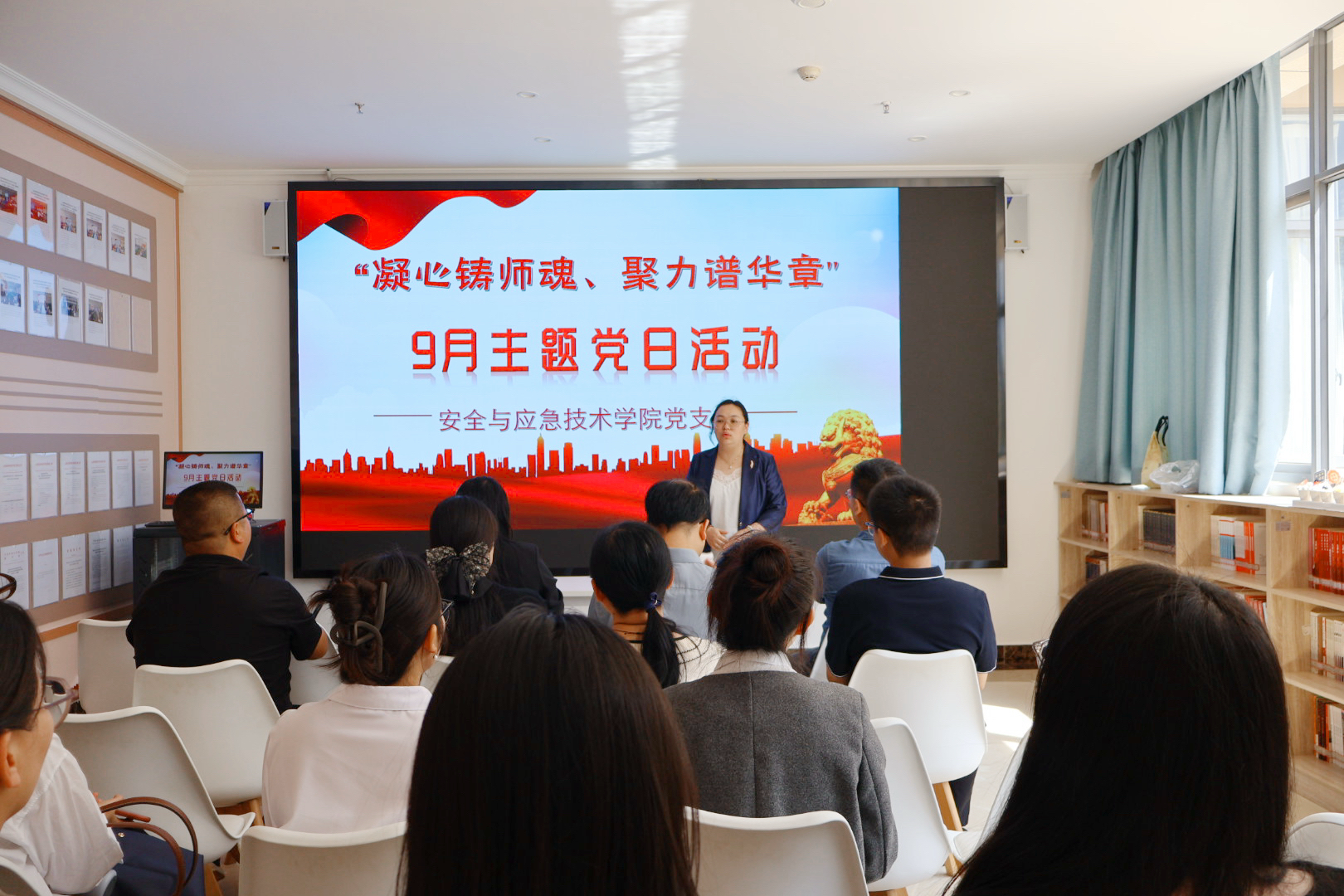 凝心铸师魂、聚力谱华章